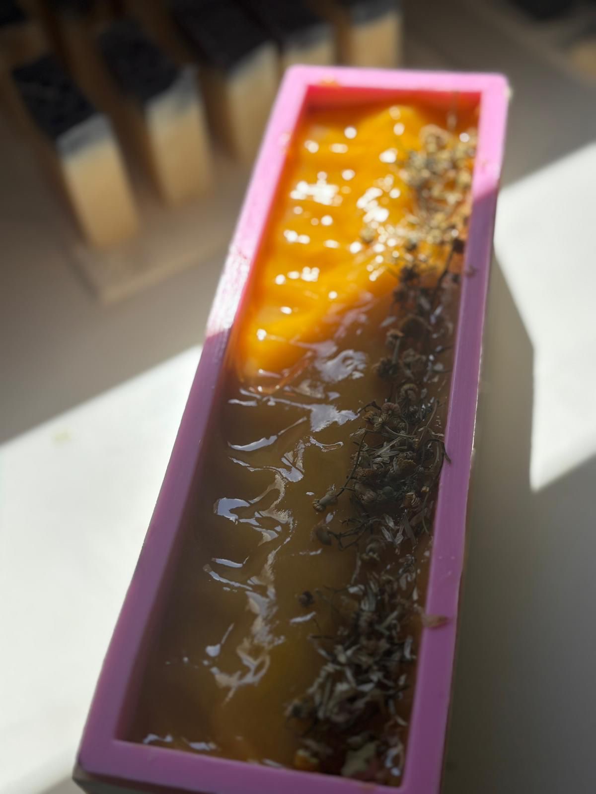 סבון בתהליך הכנה בתבנית עם פרחי קמומיל