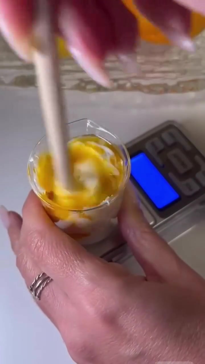 ערבוב קרם טבעי עם פירות הדר