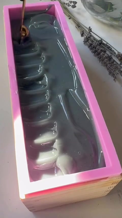 תהליך הכנה של סבון אינדיגו עם לבנדר